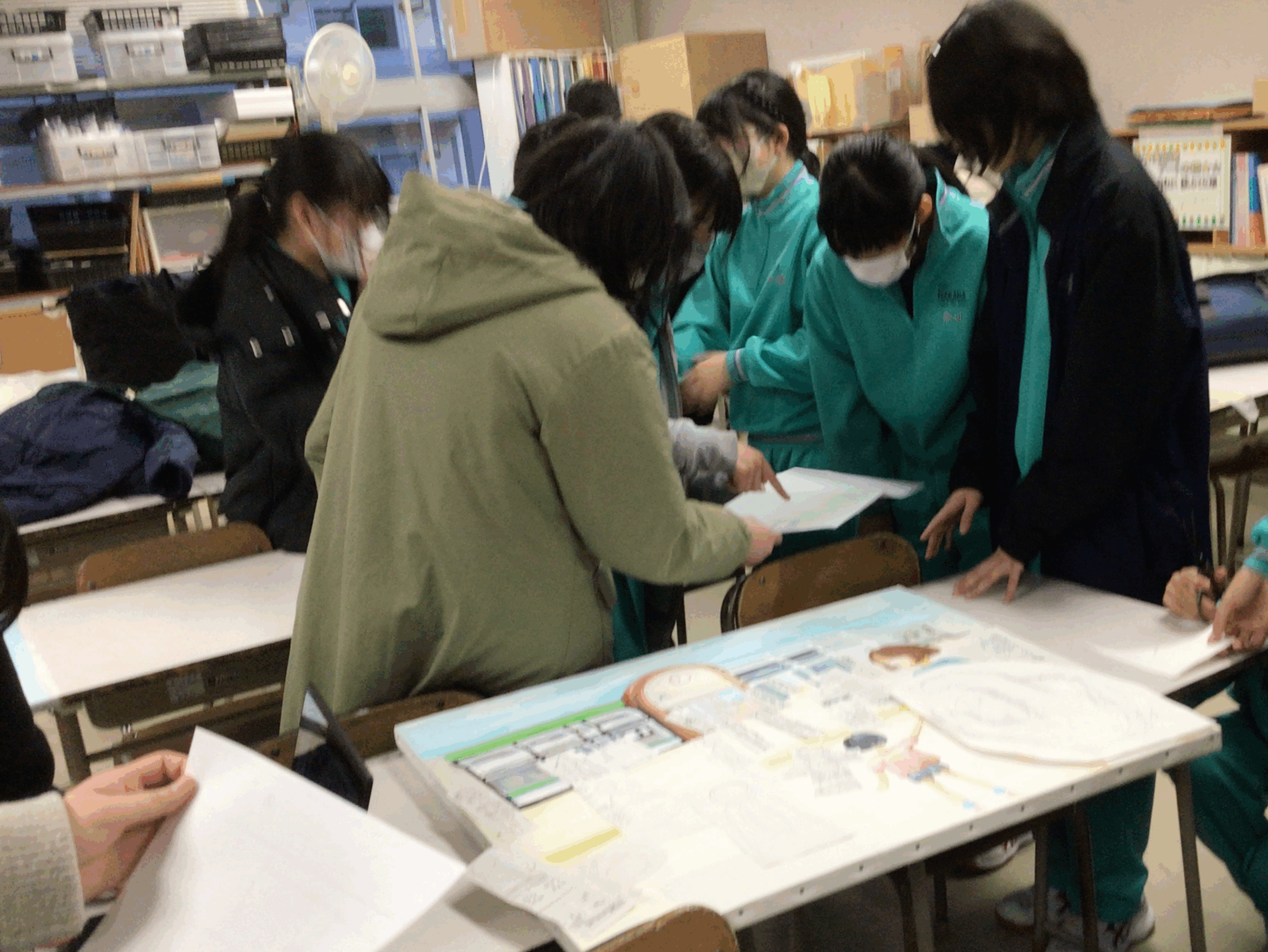作品制作に取り組む生徒たち